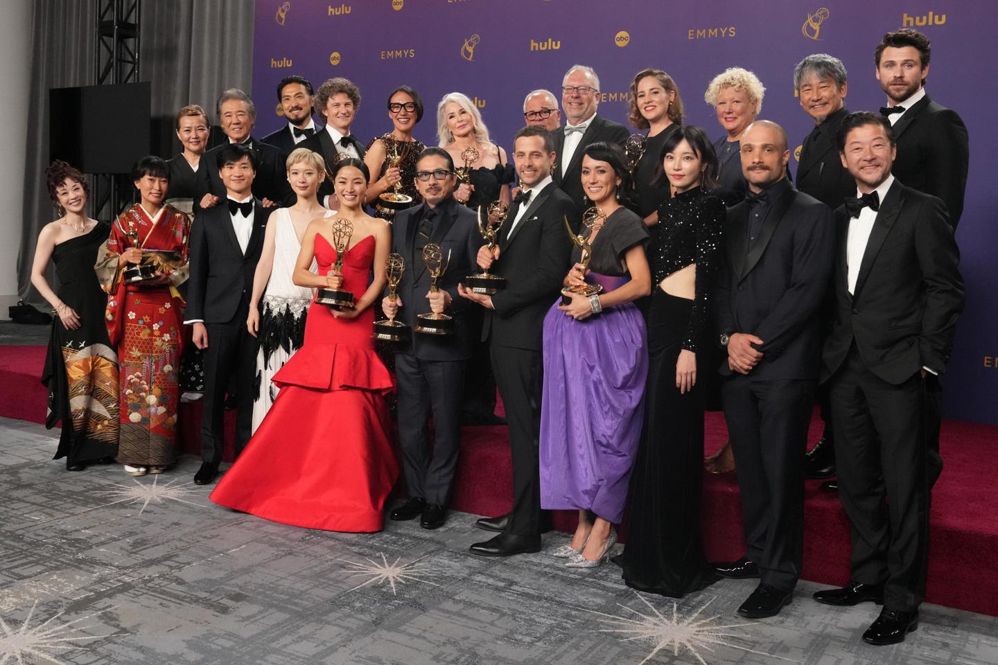 El elenco y el equipo de "Shogun", la gran ganadora de la 76 edición de los premios Emmy. Foto: Allison Dinner / EFE.