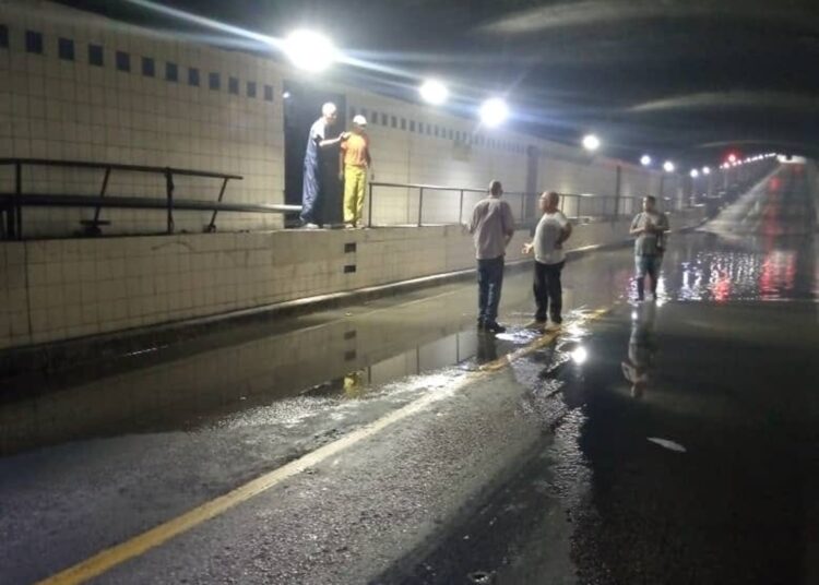 Cierran vía Cabaña-Habana del túnel de la bahía por acciones de drenaje. Foto: Facebook/Dirección de Transporte.