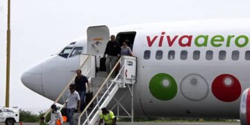 Personas bajan de un avión de la aerolínea mexicana Viva Airbus. Foto: Reportur/Archivo.