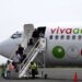 Personas bajan de un avión de la aerolínea mexicana Viva Airbus. Foto: Reportur/Archivo.