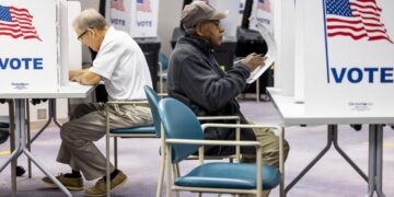 Votantes del condado de Fairfax, en Virginia, ejercen de manera adelantada su derecho al voto para las elecciones presidenciales de 2024. Foto: Shawn Thew / EFE.