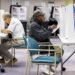 Votantes del condado de Fairfax, en Virginia, ejercen de manera adelantada su derecho al voto para las elecciones presidenciales de 2024. Foto: Shawn Thew / EFE.