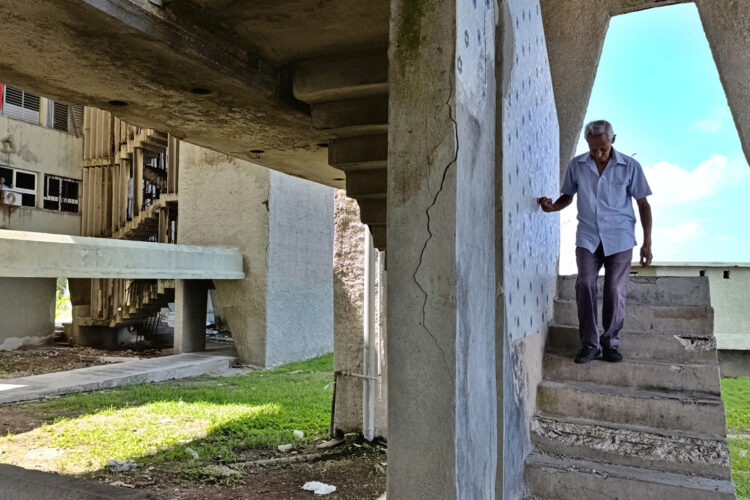 Un hombre bajando las escaleras de un edificio sin electricidad en La Habana. Los apagones se mantienen en máximos históricos por segundo día consecutivo. Foto:  EFE/ Ernesto Mastrascusa.