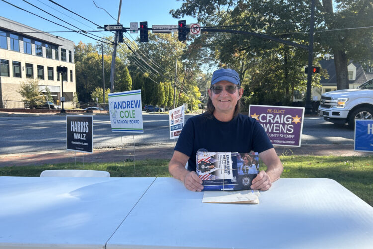 Un voluntario del Partido Demócrata en las afueras de la oficina de campaña en Marietta, Georgia. Foto: EFE/ Lorenzo Castro.