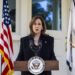 La vicepresidenta y candidata presidencial demócrata Kamala Harris habla sobre las recientes declaraciones de John Kelly sobre Trump en el Observatorio Naval, Washington, DC. Foto: EFE/EPA/JIM LO SCALZO / POOL