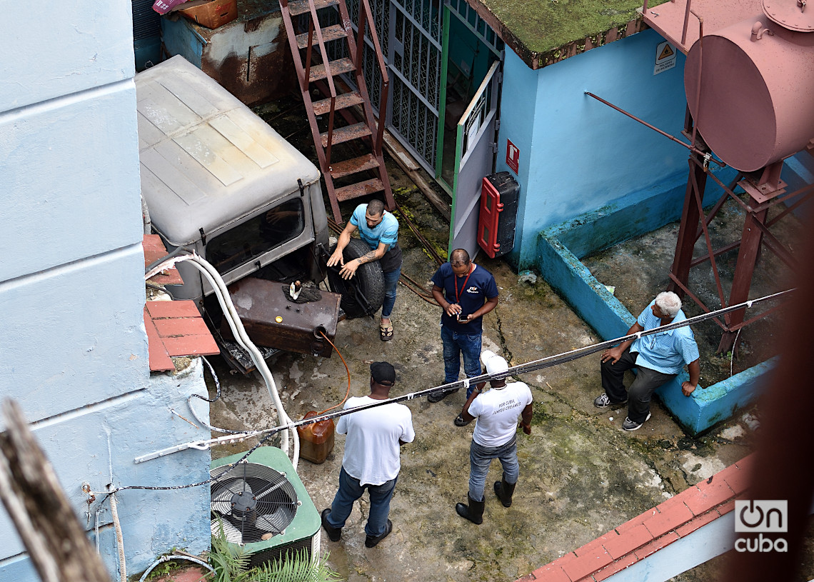 Personas se abastecen de combustible durante el apagón por la desconexión total del sistema eléctrico de Cuba. Foto: Otmaro Rodríguez.