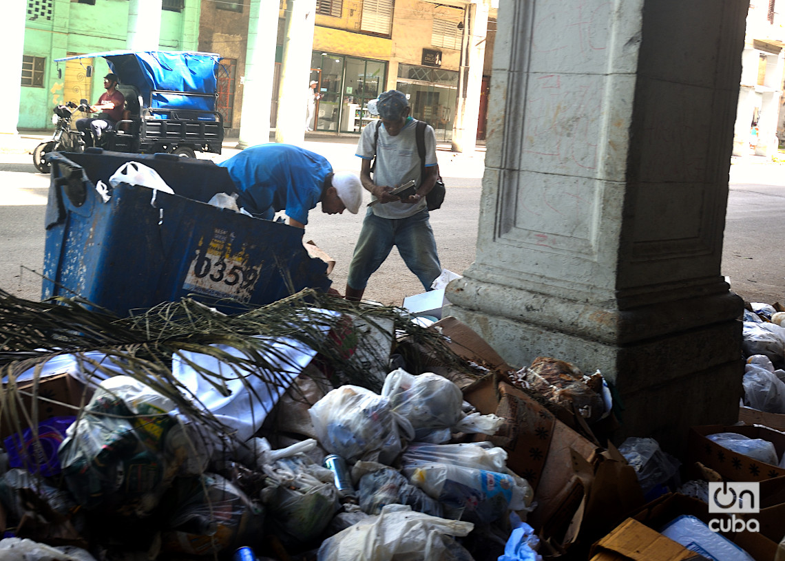 Personas hurgando en la basura para posteriormente vender lo que "rescatan". Foto: Otmaro Rodríguez.