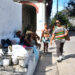 Unas mujeres transitan cerca de unos vendedores callejeros en la calle Reina, en La Habana. Foto: Otmaro Rodríguez.