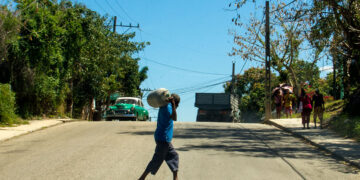 Un hombre carga una balita de gas en La Habana. Foto: Otmaro Rodríguez.