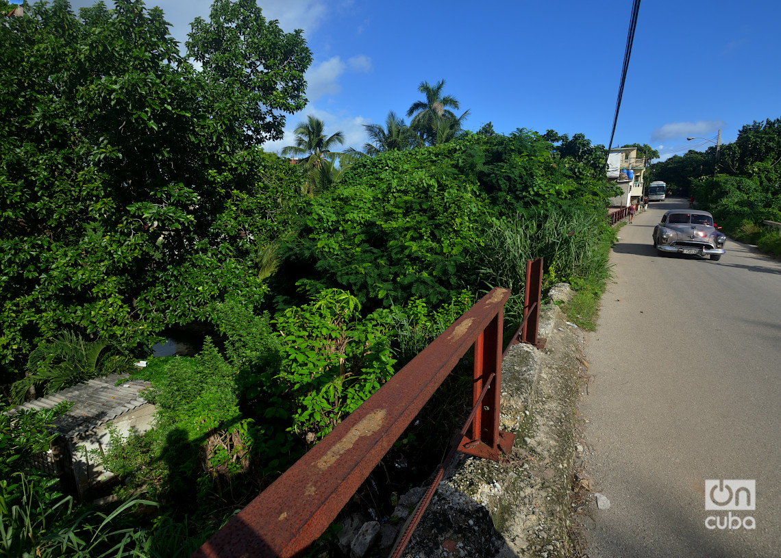 Puente sobre el río Quibú, reparto Zamora, Marianao, La Habana. Foto: Otmaro Rodríguez.