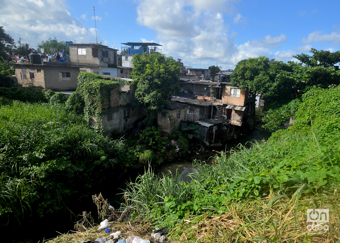 Viviendas en las márgenes del río Quibú, reparto Zamora, Marianao, La Habana. Foto: Otmaro Rodríguez.