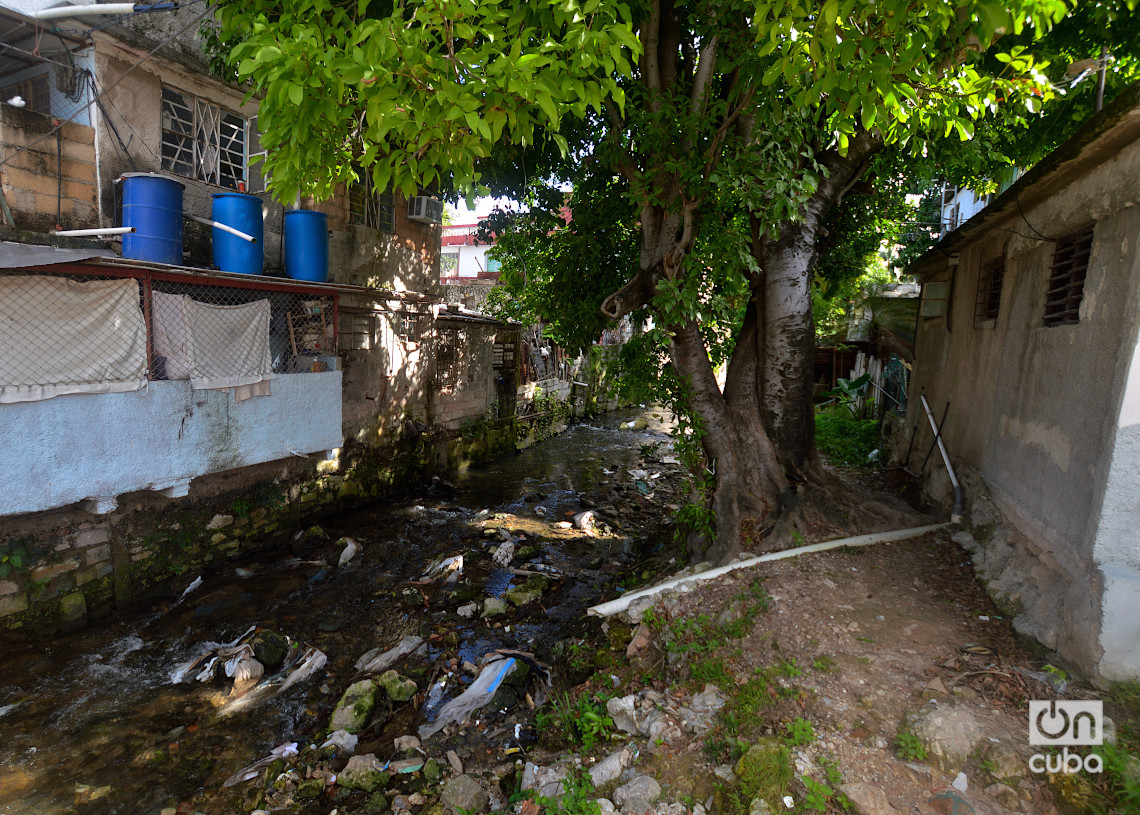 Viviendas en las márgenes del río Quibú, reparto Zamora, Marianao, La Habana. Foto: Otmaro Rodríguez.