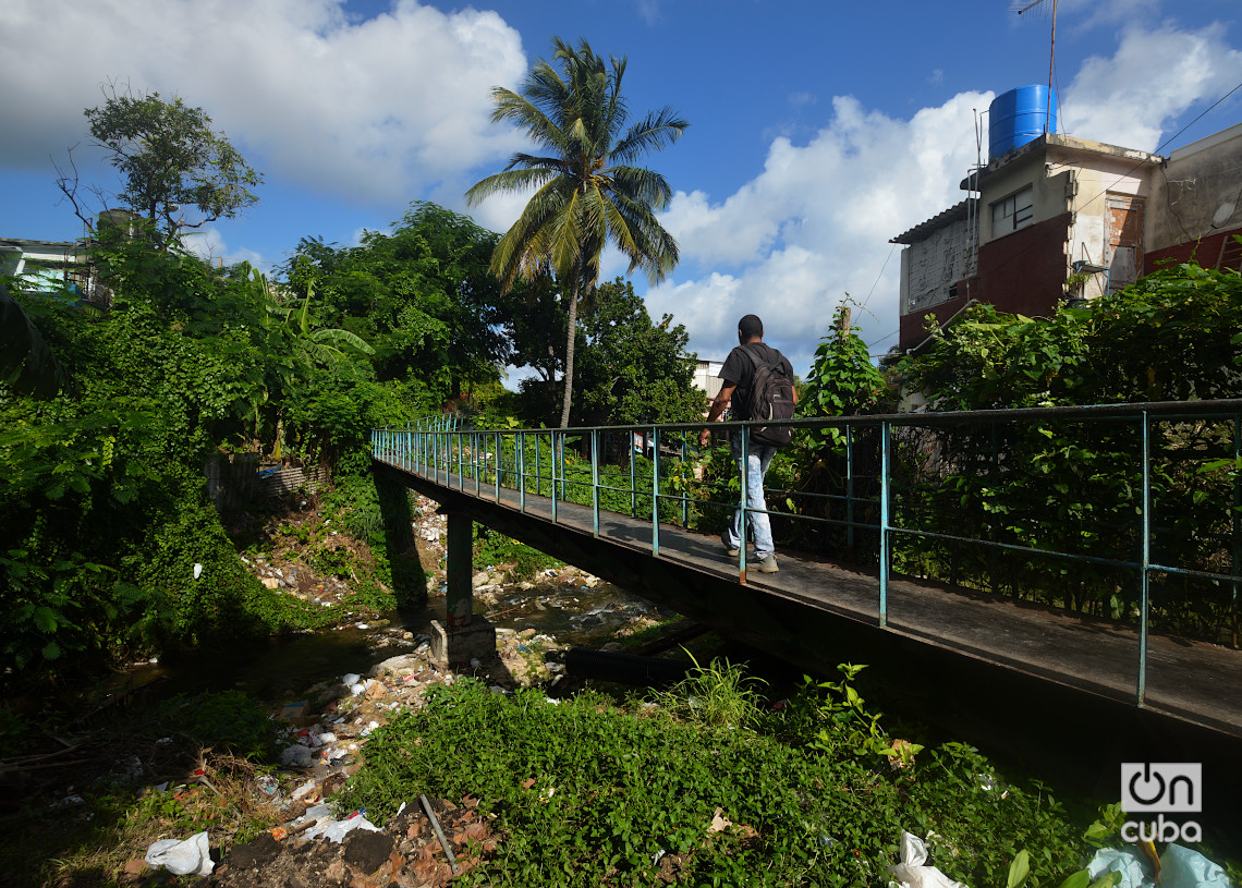 Puente sobre el río Quibú, reparto Zamora, Marianao, La Habana. Foto: Otmaro Rodríguez.