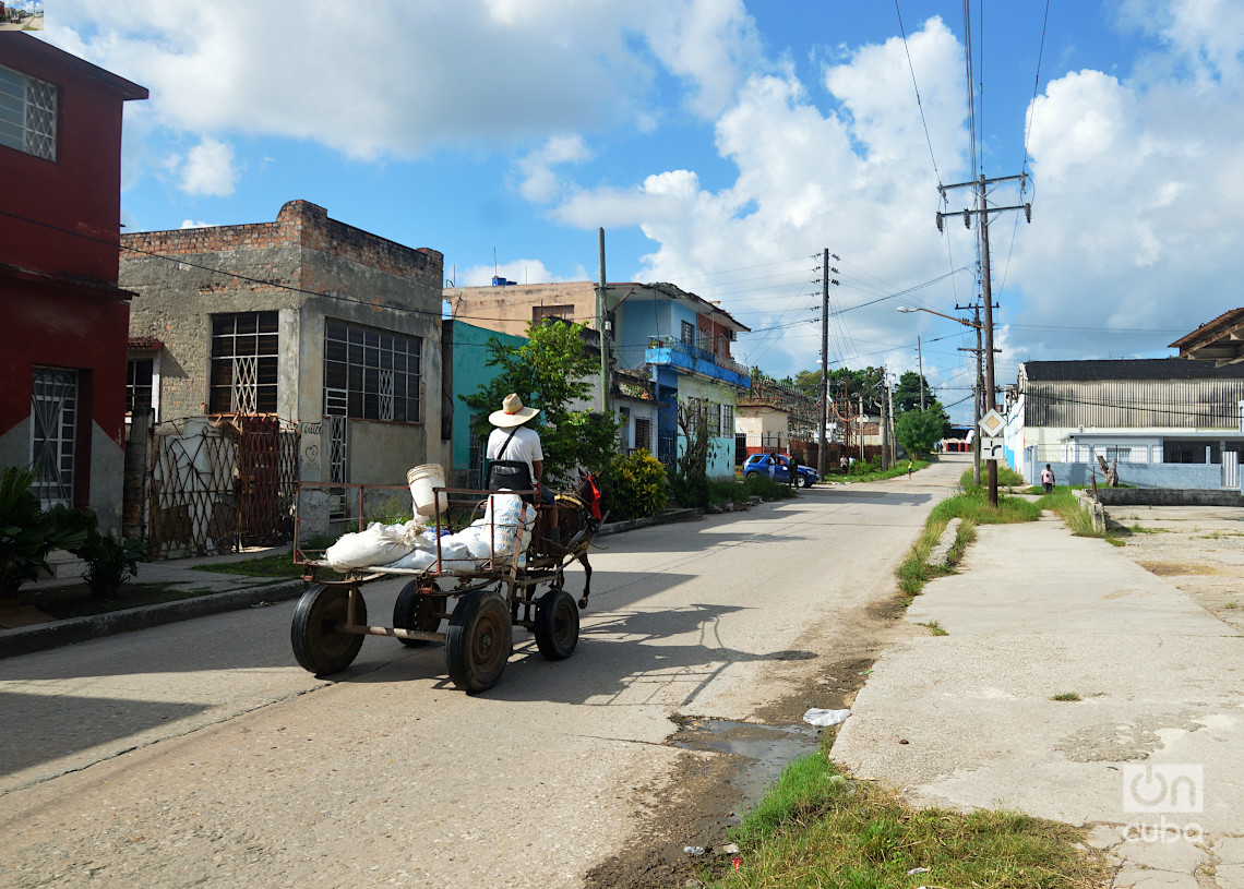 Un hombre transporta mercancía en una carreta por el reparto Zamora, Marianao, La Habana. Foto: Otmaro Rodríguez.