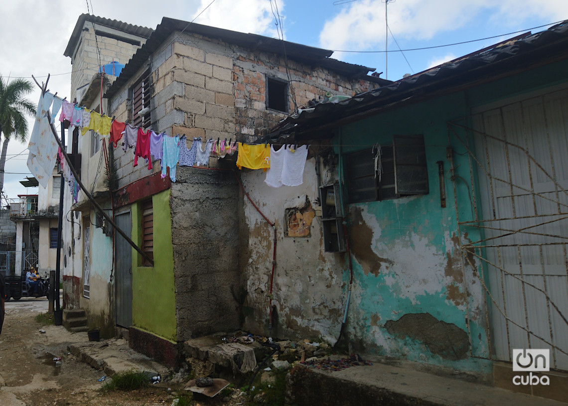 Ropa tendida en una casa en el reparto Zamora, Marianao, La Habana. Foto: Otmaro Rodríguez.