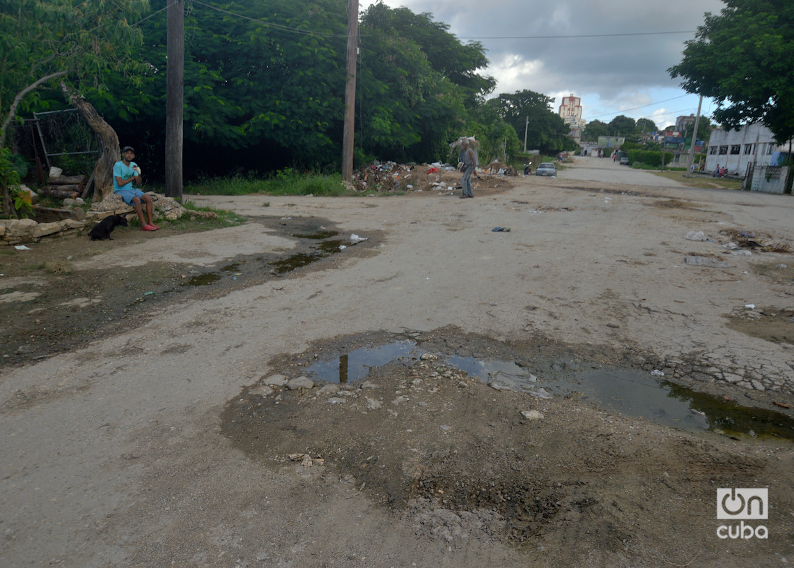 Calle en mal estado en el reparto Zamora, Marianao, La Habana. Foto: Otmaro Rodríguez.