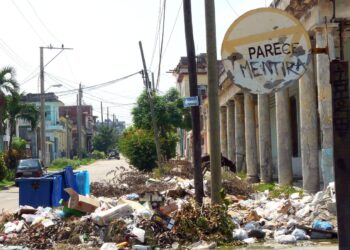 Acumulación de basura en el municipio habanero de 10 de octubre. Alguien intervino la señal de tráfico para llamar la atención de un fenómeno cotidiano. Foto: AMD.