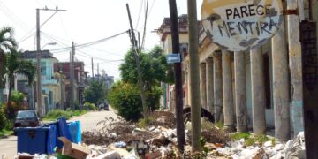 Acumulación de basura en el municipio habanero de 10 de octubre. Alguien intervino la señal de tráfico para llamar la atención de un fenómeno cotidiano. Foto: AMD.