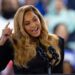 Beyoncé habla durante el mitin de la candidata presidencial demócrata Kamala Harris, en el Shell Energy Stadium en Houston, Texas. Foto: EFE/EPA/CARLOS RAMIREZ.