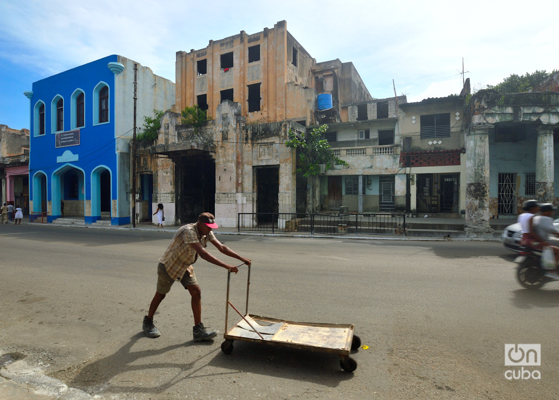 En el edificio en mal estado de color amarillo radicó el cine Moderno, primer cine Art Decó de Cuba. Foto: Otmaro Rodríguez.