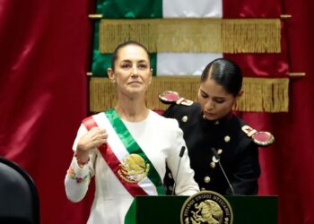 Claudia Sheinbaum recibe la banda presidencial. Foto: EFE.