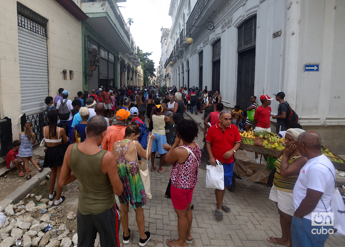 Personas hacen cola para comprar pan en La Habana durante el apagón por la desconexión total del sistema eléctrico de Cuba. Foto: Otmaro Rodríguez.