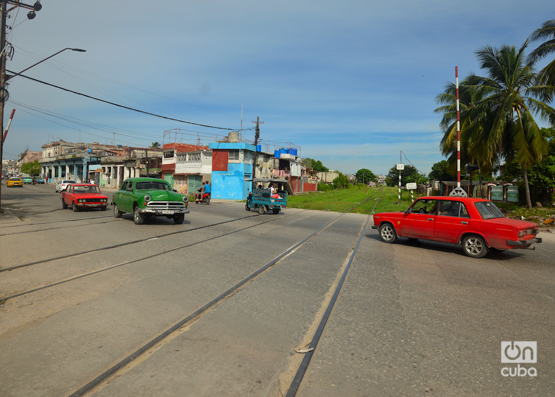 Línea de ferrocarril de la estación de Luyanó. Foto: Otmaro Rodríguez.