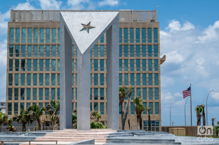 Vista de la embajada de EEUU en La Habana. Foto: Kaloian.