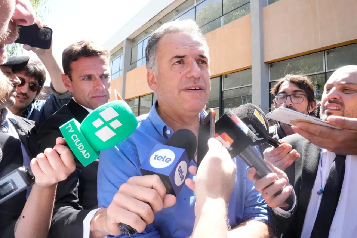 El candidato a la Presidencia de Uruguay por el opositor Frente Amplio, Yamandú Orsi, habla con la prensa después de votar este domingo. Foto: Stringer / EFE.