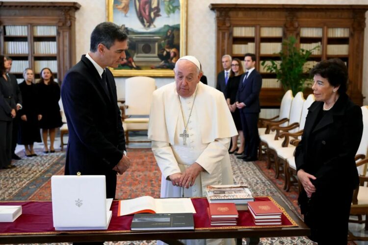 El papa Francisco y el presidente Pedro Sánchez junto a la embajadora española en el Vaticano, Isabel Celaá. Foto: EFE/ Mario Tomassetti Prensa del Vaticano.