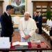 El papa Francisco y el presidente Pedro Sánchez junto a la embajadora española en el Vaticano, Isabel Celaá. Foto: EFE/ Mario Tomassetti Prensa del Vaticano.