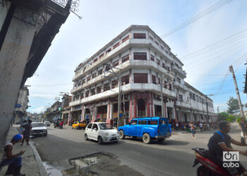 La célebre Esquina de Toyo en La Habana. Debe su nombre a la familia que creó un tipo de pan en 1832, el cual se vendía en este lugar. Foto: Otmaro Rodríguez.