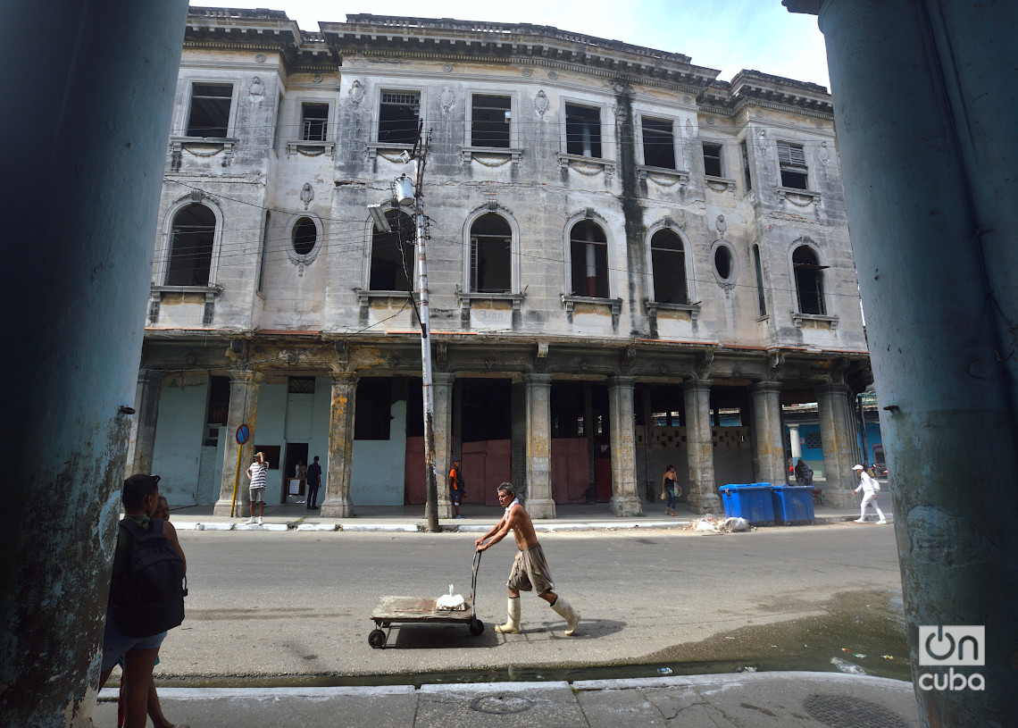 Edifico en el que residió Fulgencio Batista, en la zona de la Esquina de Toyo. Foto: Otmaro Rodríguez.