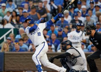 Yulieski Gurriel pegó un jit en la derrota 3-2 de los Royals este miércoles contra los Yankees en la continuación de la Serie Divisional de la Liga Americana, que ahora marcha con ventaja de 2-1 para los Bombarderos del Bronx. Foto: Tomada de FOX 24.