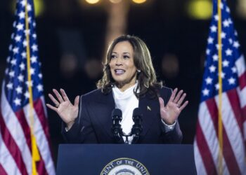 Kamala Harris en su discurso de ayer por la noche en Washington DC. Foto: EFE/EPA/JIM LO SCALZO.