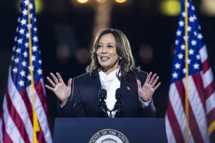 Kamala Harris en su discurso de ayer por la noche en Washington DC. Foto: EFE/EPA/JIM LO SCALZO.