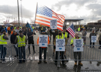 Trabajadores del puerto marítimo de Nueva Jersey durante la huelga. Foto: EFE/Ángel Colmenares.