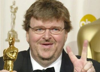 Michael Moore con su estatuilla dorada por el documental La matanza de Columbine. Foto: 20 MINUTOS