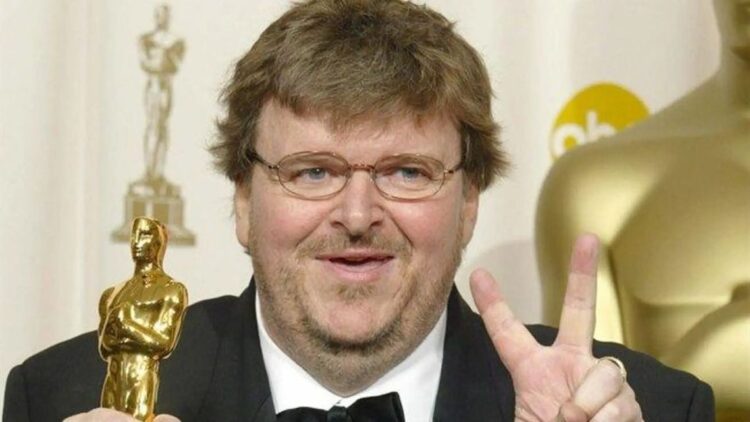 Michael Moore con su estatuilla dorada por el documental La matanza de Columbine. Foto: 20 MINUTOS