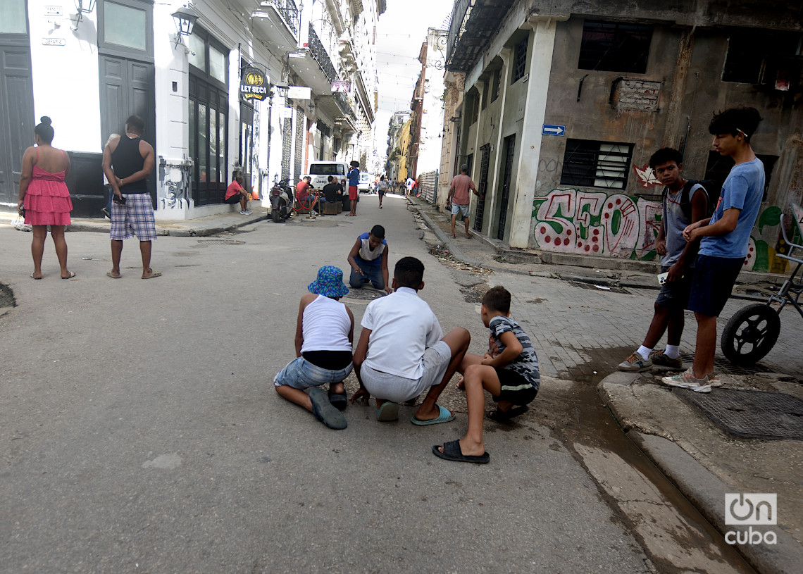 Niños juegan en una calle de La Habana durante el apagón por la desconexión total del sistema eléctrico de Cuba. Foto: Otmaro Rodríguez.