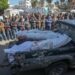 Palestinos rezan junto a los cuerpos de varias víctimas de un ataque aéreo israelí en el campo de refugiados de Al Nusairat, en la Franja de Gaza, en una imagen de archivo. Foto: Mohammed Saber / EFE / Archivo.