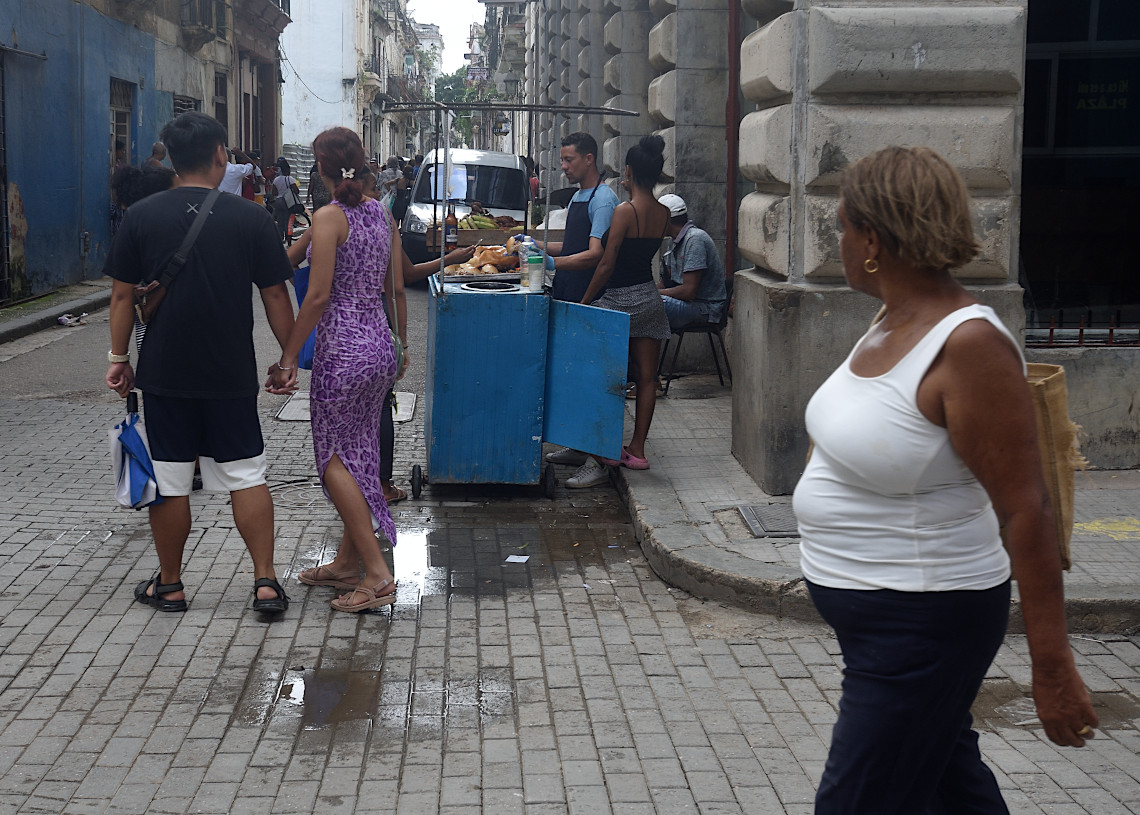 Personas en una calle de La Habana durante el apagón por la desconexión total del sistema eléctrico de Cuba. Foto: Otmaro Rodríguez.