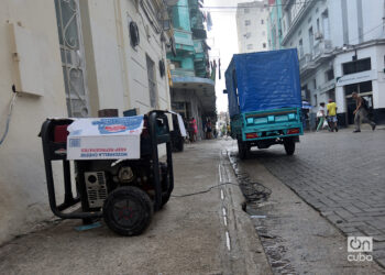 Una planta eléctrica particular da carga a una moto en La Habana, durante el apagón por la desconexión total del sistema eléctrico de Cuba. Foto: Otmaro Rodríguez.