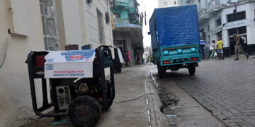 Una planta eléctrica particular da carga a una moto en La Habana, durante el apagón por la desconexión total del sistema eléctrico de Cuba. Foto: Otmaro Rodríguez.