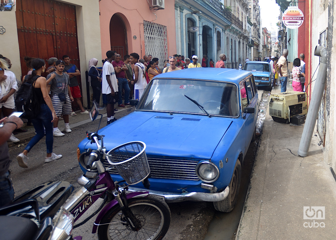 Personas en una calle de La Habana durante el apagón por la desconexión total del sistema eléctrico de Cuba. Foto: Otmaro Rodríguez.