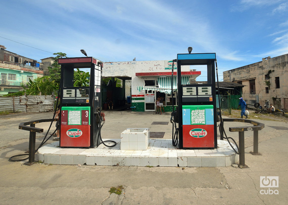 Servicentro en la Calzada de Luyanó. Foto: Otmaro Rodríguez.