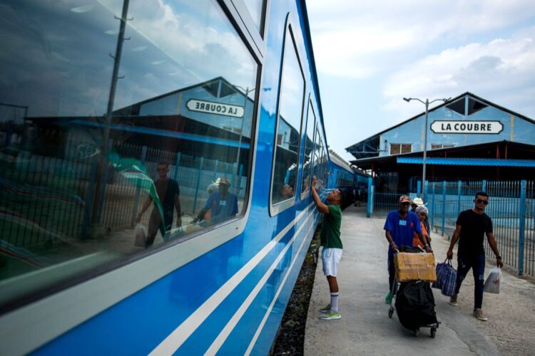 Un tren en la terminal ferroviaria La Coubre, en La Habana. Foto: Naturaleza Secreta / Perfil de Facebook de Eduardo Rodríguez Dávila.