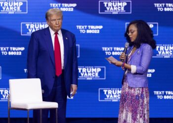 Trump escucha una pregunta en Philadelphia Expo Center & Fairgrounds, 14 de octubre de 2024. Foto: EFE/EPA/SHAWN THEW.