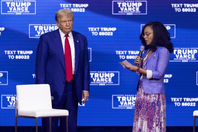 Trump escucha una pregunta en Philadelphia Expo Center & Fairgrounds, 14 de octubre de 2024. Foto: EFE/EPA/SHAWN THEW.