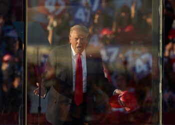 Donald Trump en un mitin electoral en Coachella, California, ayer 12 de octubre. Foto: EFE/EPA/ALLISON DINNER.